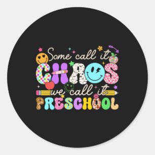 Sticker Rond Groovy Certains l'appellent le chaos Nous l'appelo