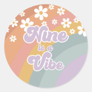Sticker Rond Groovy Retro Nine est une Vibe Arc-en-ciel