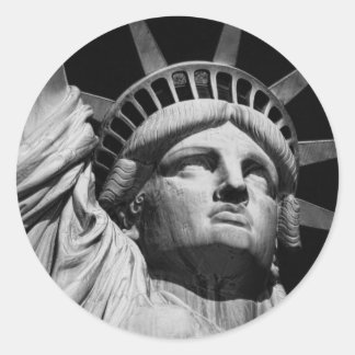 Sticker Rond Gros plan Statue blanche noire de la Liberté New Y