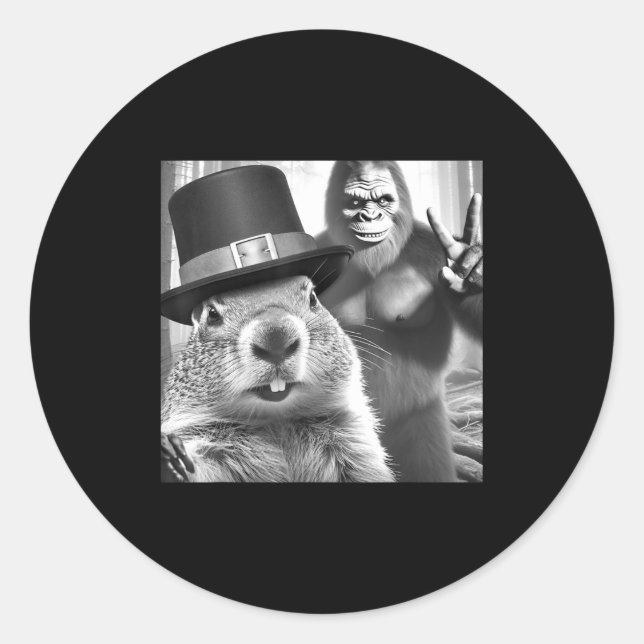 Sticker Rond Groundhog Taking Selfie With Bigfoot Funny Groundh (Devant)