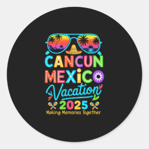 Sticker Rond Groupe de voyage à Cancun au Mexique sur la plage 