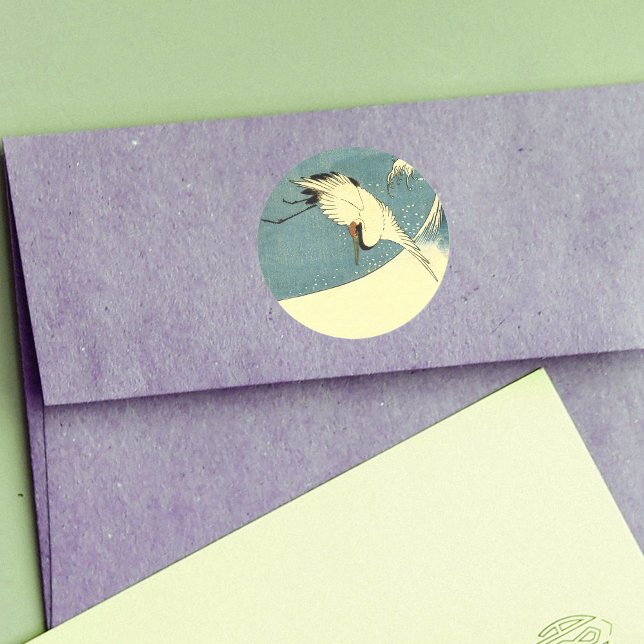 Sticker Rond Grue Dans La Vague Océanique (Flying white crane bird over wave in ocean blue sky on round stickers.)