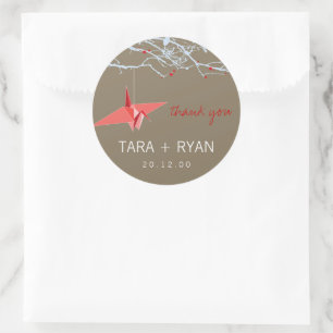 Sticker Rond Grue en papier rouge origami sur branches mariage