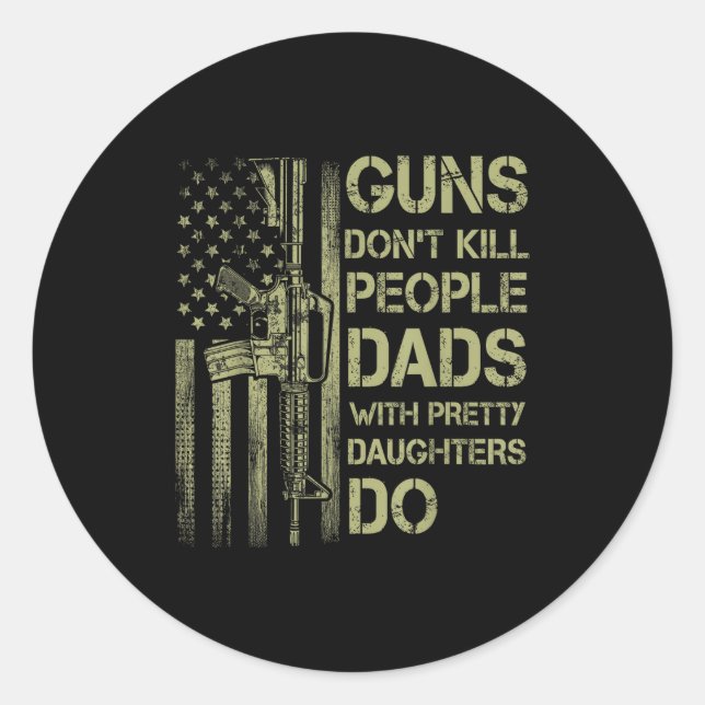 Sticker Rond Guns Don't Kill People Dads With Pretty Daughters  (Devant)
