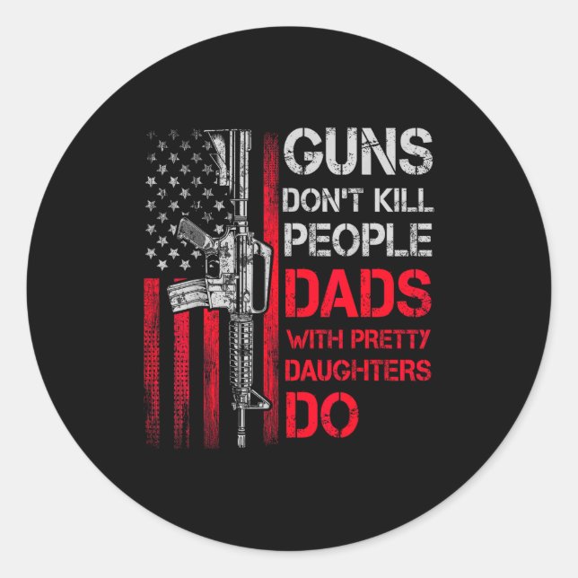 Sticker Rond Guns Don't Kill People Dads With Pretty Daughters  (Devant)