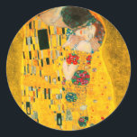 Sticker Rond Gustav Klimt Le Baiser<br><div class="desc">Stickers représentant la peinture à l’huile de Gustav Klimt avec la feuille d’or The Kiss (1908). Un homme et une femme,  aux couleurs dorées brillantes,  embrassent et embrassent avec amour dans un champ de fleurs. Un grand cadeau pour les amateurs d'art Art Nouveau et autrichien.</div>