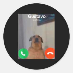 Sticker Rond Gustavo le chien appelle Mème drôle Gen Z Alpha 