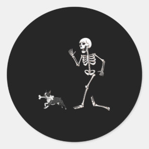 Sticker Rond Halloween Boston Terrier Et Skeleton