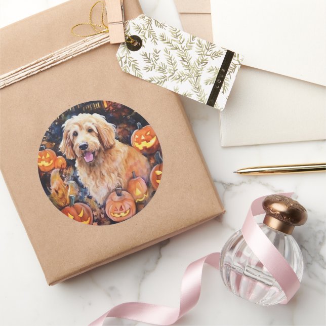 Sticker Rond Halloween Goldendoodle avec citrouilles effrayant (Cadeaux)