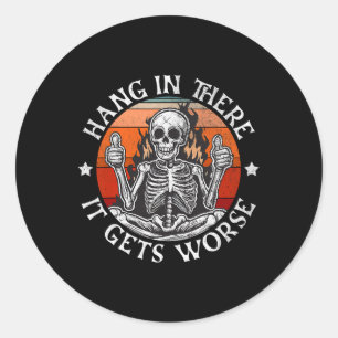 Sticker Rond Halloween Hang Là-Bas Il Obtient Pire Drôle Skelet
