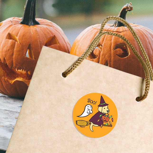 Sticker Rond Halloween Labrador jaune et balai (Halloween Yellow Labrador and Broom Stickers for Labrador Owners.  Cute Cartoon Design.)