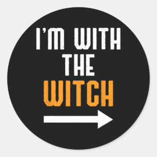 Sticker Rond Halloween Pour Les Hommes Je suis Avec La Sorcière