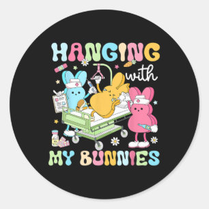 Sticker Rond Hanging With My Bunnies Drôle Jour de Pâques 2025 
