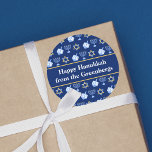 Sticker Rond Hanoukka Dreidel Menorah Motif bleu personnalisé c<br><div class="desc">Beau autocollant cadeau Hanoukka en bleu joli avec un motif cool de la star du judaïsme,  rêvé pour les jeux de Chanukah amusants,  et la menorah juive pour les vacances. Customisez avec votre nom de famille.</div>
