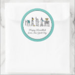 Sticker Rond Hanoukka heureuse de New York City NYC Chanukah<br><div class="desc">Design présente une illustration originale de plume et d'encre de divers monuments de New York, dont Statue de la Liberté, Washington Carré Arch et le Brooklyn Bridge, "habillé" pour la saison des fêtes. Idéal pour fêter Hanoukka et les fêtes juives. Ce design NYC est également disponible sur d'autres produits. Les...</div>
