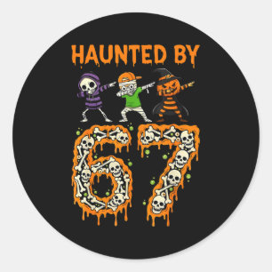 Sticker Rond Hanté par un squelette d'Halloween qui fait le dab