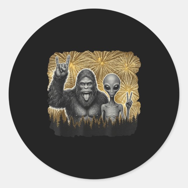 Sticker Rond Happy New Year 2026 Bigfoot Alien Lovers New Years (Devant)