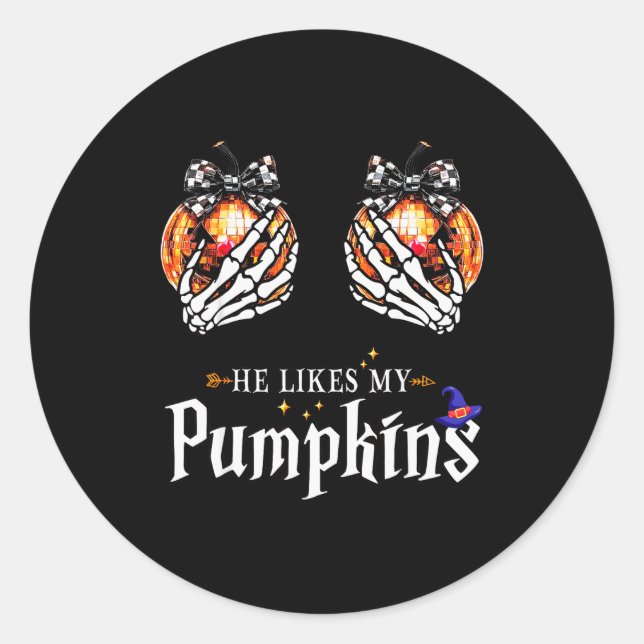 Sticker Rond He Likes My Pumpkins Skeleton Hand Halloween Coupl (Devant)
