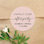 Sticker Rond Heureusement Jamais Après Fête Mariage Réception B<br><div class="desc">Un autocollant rose vif moderne pour votre réception de mariage ou d'invitation à la fête,  les faveurs et la correspondance avec "Happily Ever After Party" dans un mélange de typographie simple et de script tendance avec des swashes,  vos prénoms et votre date.</div>