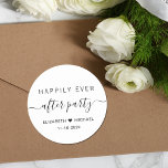 Sticker Rond Heureusement Jamais Après La Réception De Mariage<br><div class="desc">Un autocollant chic pour vos invitations de réception de mariage,  faveurs et correspondance avec "Happily Ever After Party" dans un mélange de typographie moderne simple et un script élégant avec des swashes,  vos prénoms unis par un coeur et votre date de réception.</div>