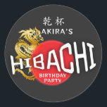 Sticker Rond Hibachi Chef japonais BBQ Sushi Dragon Anniversair<br><div class="desc">Kampai ! Si vous êtes né dans l'Année du Dragon, cet audacieux chef Hibachi à thème de dragon japonais BBQ Sushi Dragon design modèle d'anniversaire est parfait pour un événement de style japonais ! Customisez avec les détails de votre événement, et commandez votre invitation et toutes les fournitures de fête...</div>