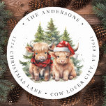 Sticker Rond Highland Cow Farming Christmas Return Adresse<br><div class="desc">A la recherche des plus jolies cartes de Noël de la saison! Notre duo Highland Cow avec deux veaux de vacances vous apportera un sourire aux visages de vos proches. Le design est adorable avec les veaux portant un chapeau de Père Noël et une écharpe d'hiver plaid, entourés d'arbres et...</div>