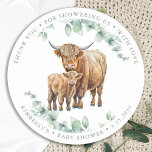 Sticker Rond Highland Cow Greenery Boho Farm Baby shower animal<br><div class="desc">Invitation vos amis et votre famille pour célébrer l'arrivée de votre nouveau bébé avec cette adorable mère de vache et bébé veau de la montagne invitation à la douche bébé, accessoires de fête et cadeaux. Cette invitation baby shower présente un bétail d'écossais peint à la main, parfait pour les amateurs...</div>