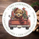 Sticker Rond Highland Cow Red Truck Christmas Adresse de retour<br><div class="desc">Célébrez la saison des Fêtes avec une touche de charme rustique et de fantaisie avec notre carte de Noël avec une vache Highland! Cette carte est le parfait mélange d'esthétique vintage et de joie festive, ce qui en fait un choix idéal pour les amateurs de décoration de ferme et d'animaux...</div>
