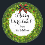 Sticker Rond Holly Berry Wreath Custom Christmas<br><div class="desc">Une couronne traditionnelle rouge et verte de baies sainte avec votre salutation de Noël personnalisée. Remplacez l'exemple de texte par votre nom ou un autre texte. Pour modifier la taille de la police ou de la police,  cliquez sur le bouton "customiser".</div>