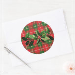 Sticker Rond Holly on Christmas Plaid 6<br><div class="desc">Sel et baies sur l'autocollant de Noël Plaid.</div>