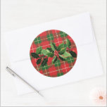 Sticker Rond Holly on Christmas Plaid 6<br><div class="desc">Sel et baies sur l'autocollant de Noël Plaid.</div>