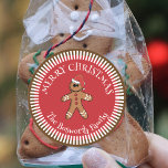 Sticker Rond Homme en pain d'épices avec chapeau de Noël Joyeux<br><div class="desc">Ajoutez une touche de chaleur et de joie à vos cadeaux de Noël avec notre autocollant personnalisable! Ce charmant autocollant présente un ravissant homme en pain d'épice, orné d'un chapeau de Père Noël festif, dressé contre un arrière - plan rouge vif. Des rayures blanches rayonnantes créent un effet d'éclatement, encadrant...</div>