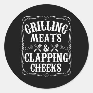 Sticker Rond Hommes grillant de la viande et se claquant les fe