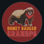 Sticker Rond Honey Badger Grandpa Honey Badger<br><div class="desc">Honey Badger Grandpa Honey Badger Portant des Lunettes de soleil Cadeau de famille. Un cadeau parfait pour votre père, maman, papa, hommes, femmes, amis et membres de la famille le jour de Thanksgiving, Noël, Fête des mères, Fête des pères, 4 juillet, 1776 Jour indépendant, Fête des anciens combattants, Fête de...</div>