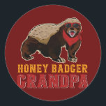 Sticker Rond Honey Badger Grandpa Honey Badger<br><div class="desc">Honey Badger Grandpa Honey Badger Portant des Lunettes de soleil Cadeau de famille. Un cadeau parfait pour votre père, maman, papa, hommes, femmes, amis et membres de la famille le jour de Thanksgiving, Noël, Fête des mères, Fête des pères, 4 juillet, 1776 Jour indépendant, Fête des anciens combattants, Fête de...</div>