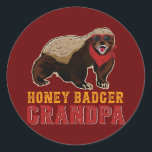 Sticker Rond Honey Badger Grandpa Honey Badger Wearing<br><div class="desc">Grand-père Honey Badger Wearing Sung Family Venin. Parfait pour papa,  maman,  papa,  men,  women,  friend et family members on Thanksgiving Day,  Christmas Day,  Mothers Day,  Fathers Day,  4th of July,  1776 Independent Day,  Vétérans Day,  Halloween Day,  Patrick's Day</div>