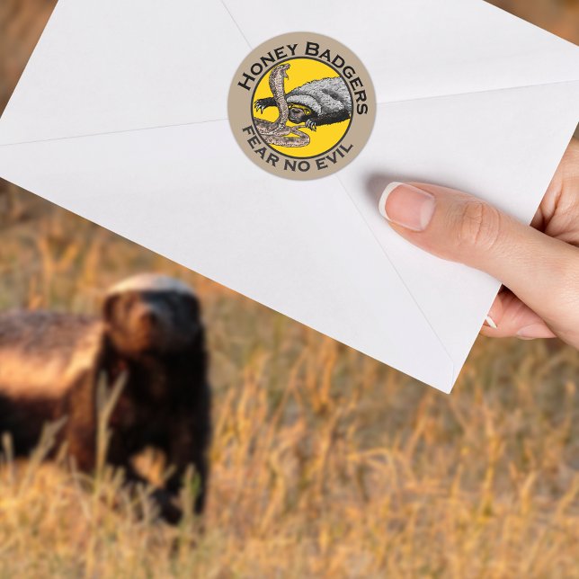 Sticker Rond Honey Badgers ne crains pas mal Jaune effrayant An (Honey badgers fear no evil quote sticker)