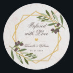 Sticker Rond Huile d'olive infusée d'amour Foliage mariage Fave<br><div class="desc">Cet autocollant pour les faveurs de mariage à l'huile d'olive a un cadre d'or irrégulier géométrique avec des branches d'olives avec des feuilles verts et des olives noires vers le haut à gauche et vers le bas sur deux hexagones d'or qui se chevauchent. L'arrière - plan est en marbre blanc....</div>