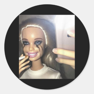 Sticker Rond Humour foncé Poupée Fumer Selfie Parodie