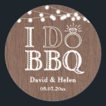 Sticker Rond I DO BBBQ Rustic Mariage Engagment Barbecue<br><div class="desc">JE FAIS BBQ Rustic Mariage Engagment Barbecue Classic Round Sticker. Pour plus de personnalisation,  cliquez sur le bouton "Customiser" et utilisez notre outil de conception pour modifier ce modèle.</div>