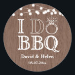 Sticker Rond I DO BBBQ Rustic Mariage Engagment Barbecue<br><div class="desc">JE FAIS BBQ Rustic Mariage Engagment Barbecue Classic Round Sticker. Pour plus de personnalisation,  cliquez sur le bouton "Customiser" et utilisez notre outil de conception pour modifier ce modèle.</div>