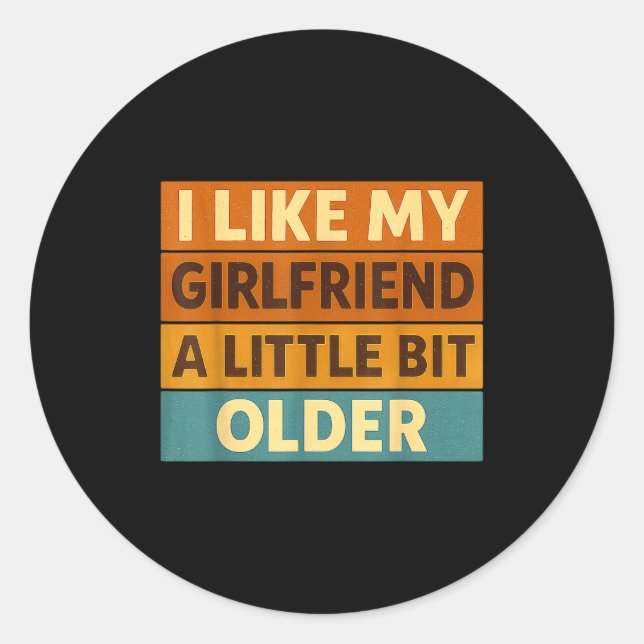 Sticker Rond I Like My Girlfriend A Little Bit Older Funny Sayi (Devant)