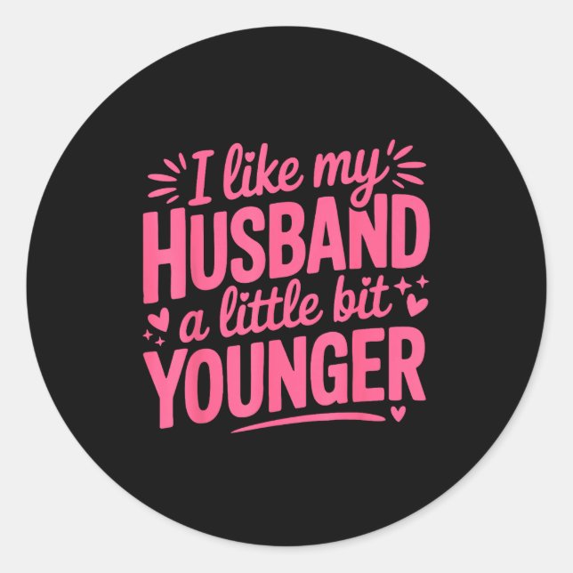 Sticker Rond I Like My Husband A Little Bit Younger Funny Nk Gr (Devant)