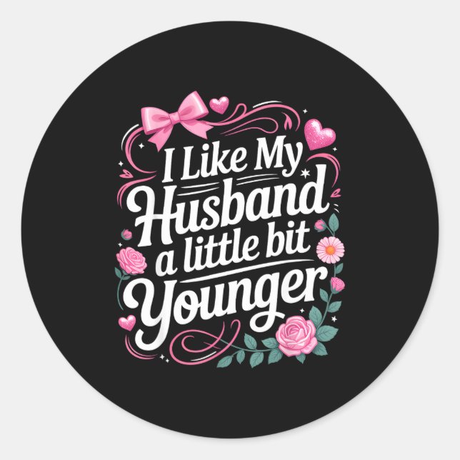 Sticker Rond I Like My Husband A Little Bit Younger Funny Sayin (Devant)