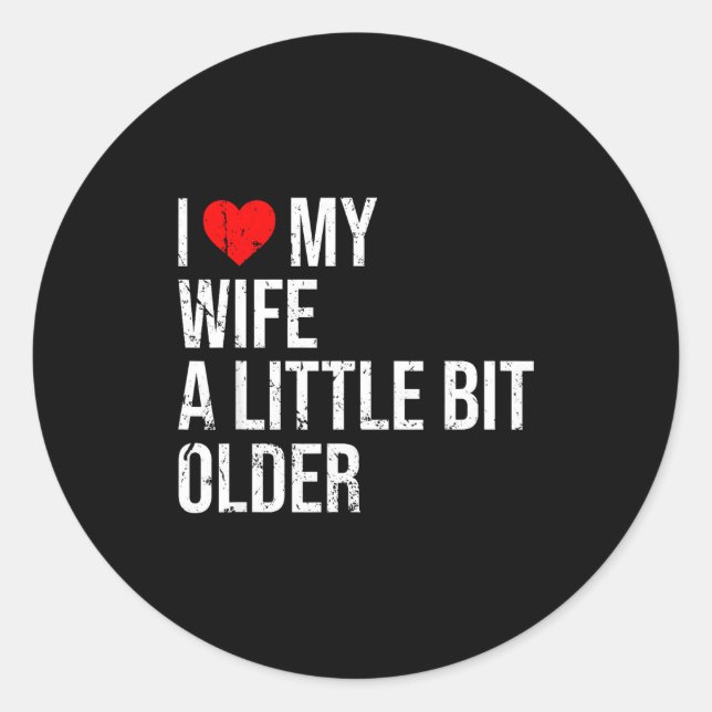 Sticker Rond I Like My Wife A Little Bit Older Funny Saying Mar (Devant)