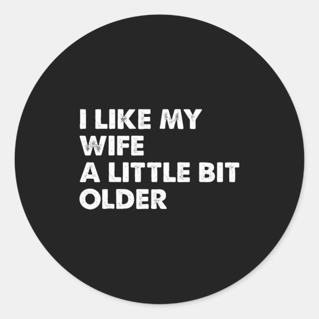 Sticker Rond I Like My Wife A Little Bit Older Funny Saying Men (Devant)