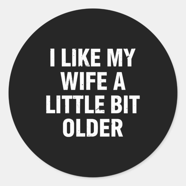 Sticker Rond I Like My Wife A Little Bit Older Funny Saying Wom (Devant)