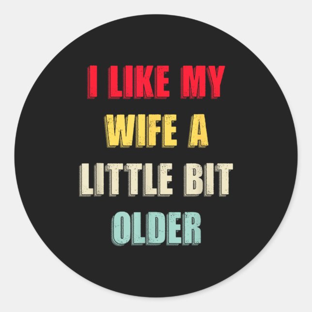 Sticker Rond I Like My Wife A Little Bit Older Funny Saying Wom (Devant)
