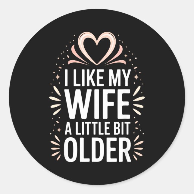 Sticker Rond I Like My Wife A Little Bit Older Funny Saying Wom (Devant)