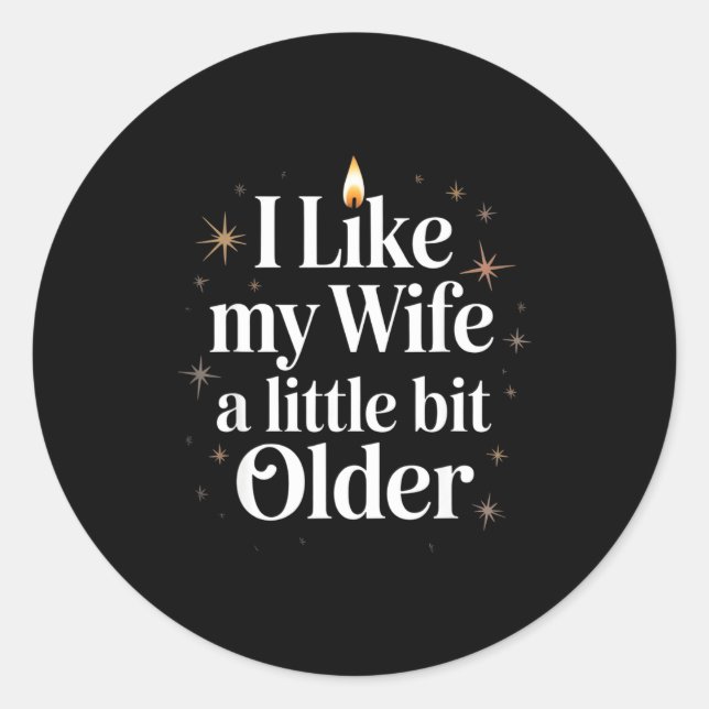 Sticker Rond I Like My Wife A Little Bit Older Funny Saying Wom (Devant)